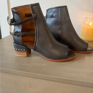 Gray leather Peep-Toe side buckle ankle Boots